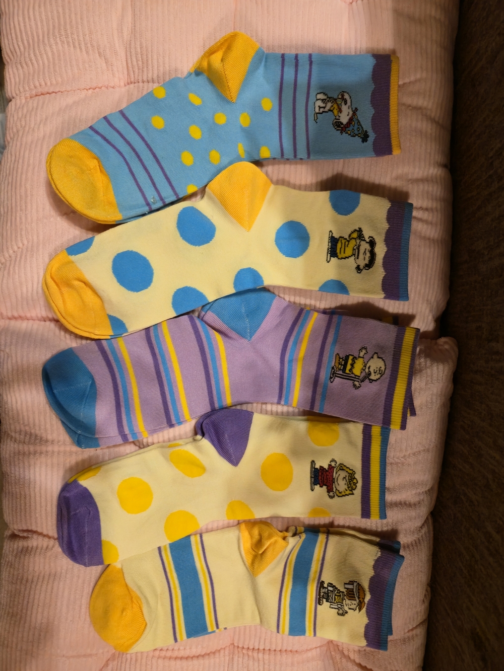 Peanuts Snoopy Retro Dopamine Mid-Calf Crew Socks Set 5 PACK MEDIUM 8-10
Iconic